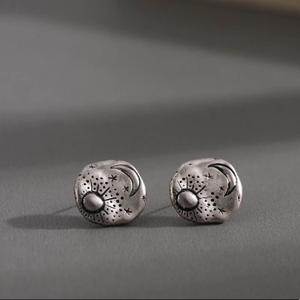 Vintage Gold Stud Earrings - Picture 3 of 5